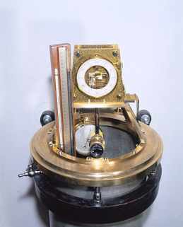 Partie supérieure, sans la cloche en verre, vue de face. © Région Bourgogne-Franche-Comté, Inventaire du patrimoine Partie supérieure, sans la cloche en verre, vue de face. © Région Bourgogne-Franche-Comté, Inventaire du patrimoine