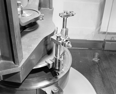 Altazimut : détail des vis micrométriques sur la monture. © Région Bourgogne-Franche-Comté, Inventaire du patrimoine