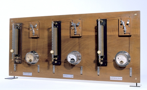 Tableau de synchronisation, exposé au Musée du Temps. © Région Bourgogne-Franche-Comté, Inventaire du patrimoine Tableau de synchronisation, exposé au Musée du Temps. © Région Bourgogne-Franche-Comté, Inventaire du patrimoine