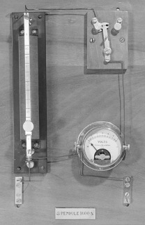 Tableau de synchronisation : voltmètre et rhéostat de l'horloge n° 1600. © Région Bourgogne-Franche-Comté, Inventaire du patrimoine Tableau de synchronisation : voltmètre et rhéostat de l'horloge n° 1600. © Région Bourgogne-Franche-Comté, Inventaire du patrimoine