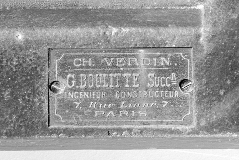 Plaque portant le nom du fabricant. © Région Bourgogne-Franche-Comté, Inventaire du patrimoine Plaque portant le nom du fabricant. © Région Bourgogne-Franche-Comté, Inventaire du patrimoine
