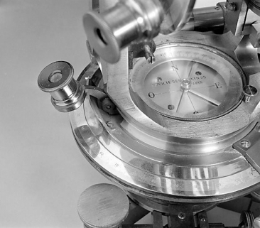 Le cercle azimutal, une loupe et la boussole. © Région Bourgogne-Franche-Comté, Inventaire du patrimoine