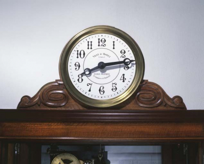 Cadran surplombant le meuble. © Région Bourgogne-Franche-Comté, Inventaire du patrimoine Cadran surplombant le meuble. © Région Bourgogne-Franche-Comté, Inventaire du patrimoine