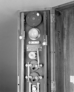 Partie gauche de l'appareil. Les deux thermomètres sont posés sur l'appareil, près de leur emplacement béant sur les piles. © Région Bourgogne-Franche-Comté, Inventaire du patrimoine