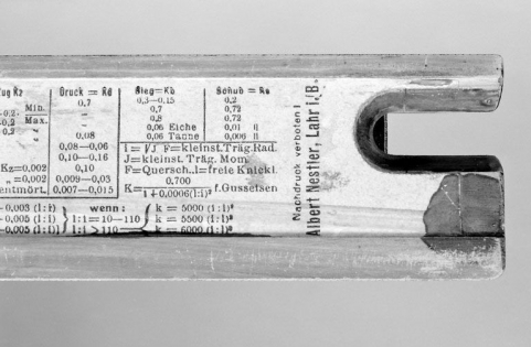 Inscriptions sur la face inférieure. © Région Bourgogne-Franche-Comté, Inventaire du patrimoine