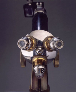 Premier microscope : le revolver et ses trois objectifs. © Région Bourgogne-Franche-Comté, Inventaire du patrimoine