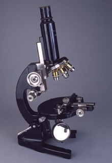Troisième microscope (à platine circulaire). © Région Bourgogne-Franche-Comté, Inventaire du patrimoine