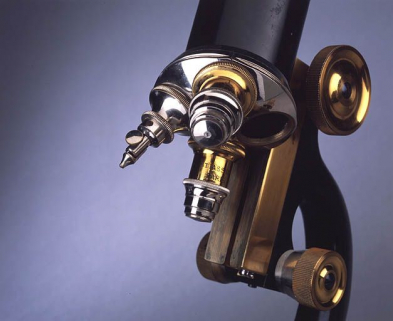 Deuxième microscope : le revolver et ses quatre objectifs. © Région Bourgogne-Franche-Comté, Inventaire du patrimoine