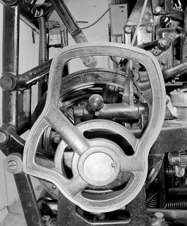 Première des 9 grandes cames arrières. Cette came, la plus grande de la machine, commande l'élévateur des matrices. © Région Bourgogne-Franche-Comté, Inventaire du patrimoine