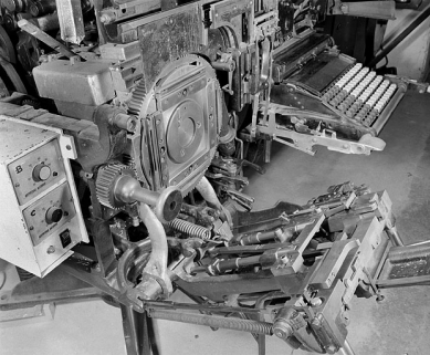 Roue moule, à 4 moules. Chacun des moules fixé sur la roue dentée est formé de deux parties séparées par des cales. La fente ainsi ménagée laisse passer le plomb, fondu dans le creuset à l'arrière, destiné à former la ligne-bloc. © Région Bourgogne-Franche-Comté, Inventaire du patrimoine