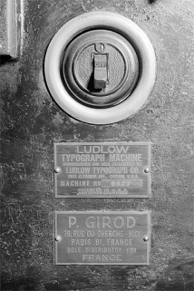 Plaques du constructeur et du distributeur. © Région Bourgogne-Franche-Comté, Inventaire du patrimoine