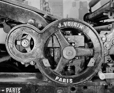 Inscription donnant le nom du constructeur : J. Voirin. © Région Bourgogne-Franche-Comté, Inventaire du patrimoine