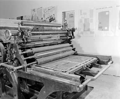 Partie avant de la machine. Système d'encrage vertical (encrier et rouleaux encreurs) à gauche, marbre portant une forme et sa composition à droite. © Région Bourgogne-Franche-Comté, Inventaire du patrimoine
