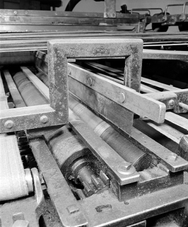 Détail d'un étage de pliage. La feuille est pliée lorsque le bras horizontal (au centre) la fait passer entre les deux rouleaux. © Région Bourgogne-Franche-Comté, Inventaire du patrimoine