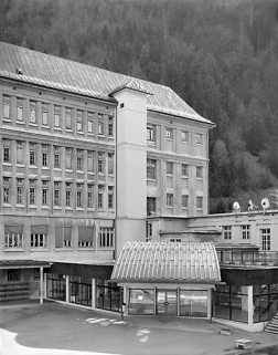 Bâtiment D (extrémité sud de la façade sur la cour) et cafétéria, avant restauration. © Région Bourgogne-Franche-Comté, Inventaire du patrimoine Bâtiment D (extrémité sud de la façade sur la cour) et cafétéria, avant restauration. © Région Bourgogne-Franche-Comté, Inventaire du patrimoine