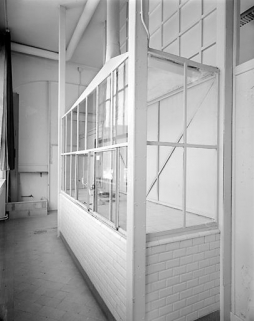Bâtiment B, amphithéâtre de sciences : sorbonne de laboratoire, à l'arrière du tableau en verre. © Région Bourgogne-Franche-Comté, Inventaire du patrimoine Bâtiment B, amphithéâtre de sciences : sorbonne de laboratoire, à l'arrière du tableau en verre. © Région Bourgogne-Franche-Comté, Inventaire du patrimoine