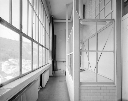 Bâtiment B, amphithéâtre de sciences : espace à l'arrière du tableau en verre. © Région Bourgogne-Franche-Comté, Inventaire du patrimoine Bâtiment B, amphithéâtre de sciences : espace à l'arrière du tableau en verre. © Région Bourgogne-Franche-Comté, Inventaire du patrimoine