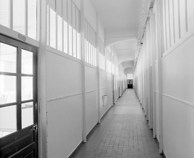 Bâtiment B : couloir au 2e étage. Les arcs en béton soutenant le plancher du 3e étage sont partiellement visibles. © Région Bourgogne-Franche-Comté, Inventaire du patrimoine Bâtiment B : couloir au 2e étage. Les arcs en béton soutenant le plancher du 3e étage sont partiellement visibles. © Région Bourgogne-Franche-Comté, Inventaire du patrimoine
