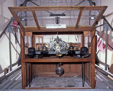 Le mouvement dans sa caisse en chêne. © Région Bourgogne-Franche-Comté, Inventaire du patrimoine