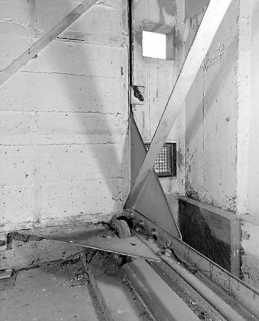 Roue et chemin de roulement du chariot mobile portant le cadran extérieur. © Région Bourgogne-Franche-Comté, Inventaire du patrimoine