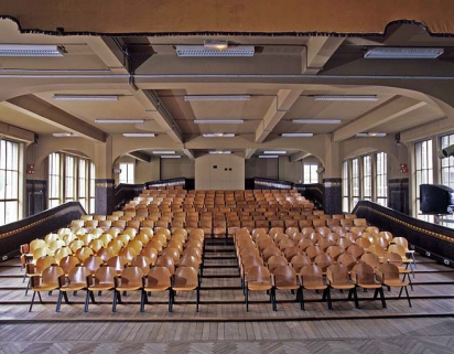 Bâtiment B : le grand amphithéâtre (1er étage), depuis la scène. © Région Bourgogne-Franche-Comté, Inventaire du patrimoine Bâtiment B : le grand amphithéâtre (1er étage), depuis la scène. © Région Bourgogne-Franche-Comté, Inventaire du patrimoine