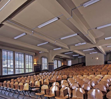 Bâtiment B : le grand amphithéâtre, de trois quarts. © Région Bourgogne-Franche-Comté, Inventaire du patrimoine Bâtiment B : le grand amphithéâtre, de trois quarts. © Région Bourgogne-Franche-Comté, Inventaire du patrimoine