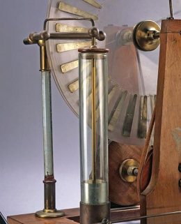 Détail : bouteille de Leyde. © Région Bourgogne-Franche-Comté, Inventaire du patrimoine