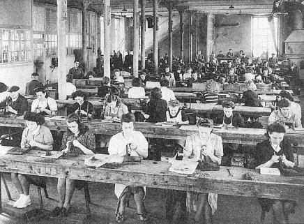 Atelier de finition des hameçons. © Région Bourgogne-Franche-Comté, Inventaire du patrimoine Atelier de finition des hameçons. © Région Bourgogne-Franche-Comté, Inventaire du patrimoine