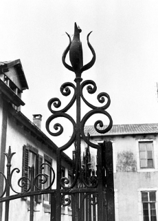 Bâtiments ouest : détail de la grille (état en 1978). © Région Bourgogne-Franche-Comté, Inventaire du patrimoine