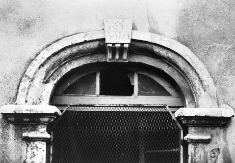 Détail d'une baie sur la façade sud (état en 1978). La clé d'arcade porte la date 1816 et les initiales F.J. (?), vestige de la reconstruction après l'incendie de 1815. © Région Bourgogne-Franche-Comté, Inventaire du patrimoine