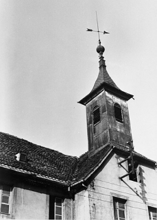 Le clocher surmontant le pavillon ouest en 1976 [avant destruction]. © Région Bourgogne-Franche-Comté, Inventaire du patrimoine