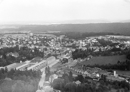 Vue aérienne depuis le sud-ouest en 1982. © Région Bourgogne-Franche-Comté, Inventaire du patrimoine