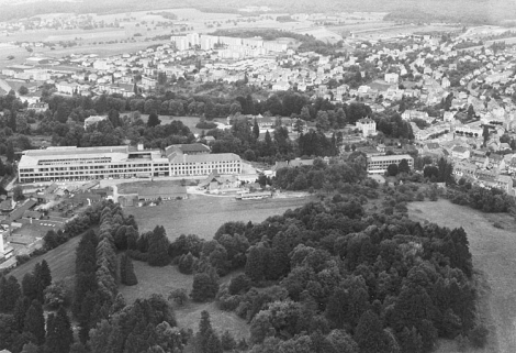 Vue aérienne depuis le sud en 1982. © Région Bourgogne-Franche-Comté, Inventaire du patrimoine