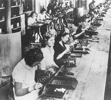 Atelier de forgeage et de brasage des hameçons triples. © Région Bourgogne-Franche-Comté, Inventaire du patrimoine Atelier de forgeage et de brasage des hameçons triples. © Région Bourgogne-Franche-Comté, Inventaire du patrimoine