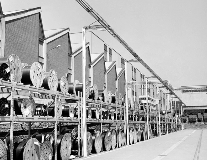 Bobines de câbles déposées devant l'atelier Traction. © Région Bourgogne-Franche-Comté, Inventaire du patrimoine