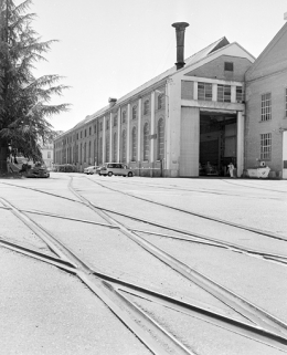 Rails de circulation des locomotives et façade est de l'ancienne fonderie de fonte. © Région Bourgogne-Franche-Comté, Inventaire du patrimoine