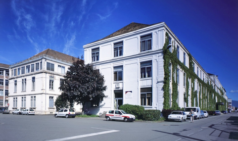 Bâtiments de bureaux depuis la porte des 3 Chênes. © Région Bourgogne-Franche-Comté, Inventaire du patrimoine