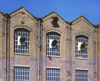 Détail de la façade est de l'ancien atelier des grandes dynamos. © Région Bourgogne-Franche-Comté, Inventaire du patrimoine