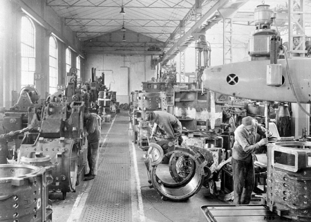 Atelier d'usinage des carcasses de moteurs des grosses tractions. © Région Bourgogne-Franche-Comté, Inventaire du patrimoine