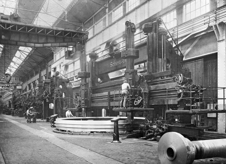Hall de gros usinage : tour à usiner des pièces de 8 m de diamètre, 4 m de haut et 110 t. © Région Bourgogne-Franche-Comté, Inventaire du patrimoine