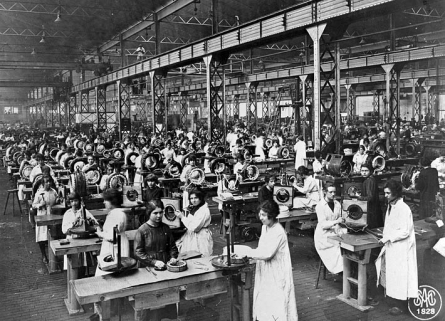 Atelier des petites dynamos normales (chantier de bobinage). © Région Bourgogne-Franche-Comté, Inventaire du patrimoine