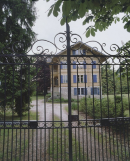 Chalet. Vue depuis la grille d'entrée. © Région Bourgogne-Franche-Comté, Inventaire du patrimoine