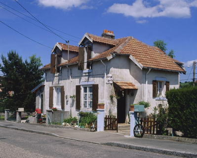 Maison jumelée à 2 travées : vue de trois quarts droite. © Région Bourgogne-Franche-Comté, Inventaire du patrimoine Maison jumelée à 2 travées : vue de trois quarts droite. © Région Bourgogne-Franche-Comté, Inventaire du patrimoine