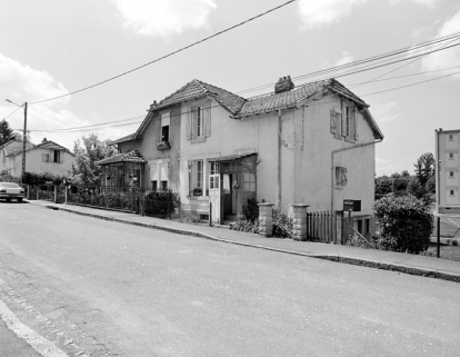 Maison jumelée rue de Normandie : vue de trois quarts droite. © Région Bourgogne-Franche-Comté, Inventaire du patrimoine Maison jumelée rue de Normandie : vue de trois quarts droite. © Région Bourgogne-Franche-Comté, Inventaire du patrimoine