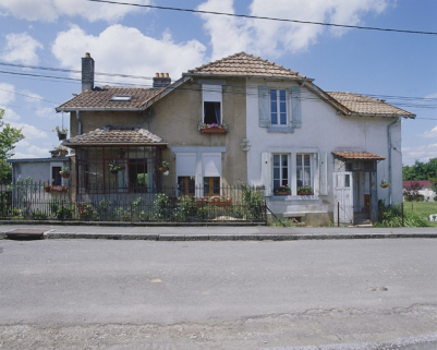 Maison jumelée rue de Normandie : vue de face. © Région Bourgogne-Franche-Comté, Inventaire du patrimoine Maison jumelée rue de Normandie : vue de face. © Région Bourgogne-Franche-Comté, Inventaire du patrimoine