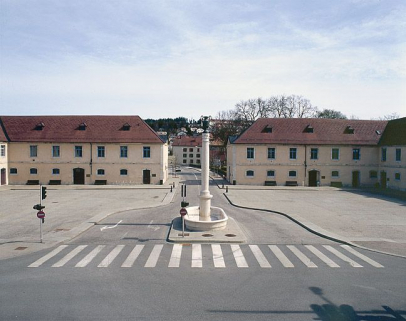 Vue d'ensemble des aménagements de la place, devenue place Jules Pagnier. © Région Bourgogne-Franche-Comté, Inventaire du patrimoine