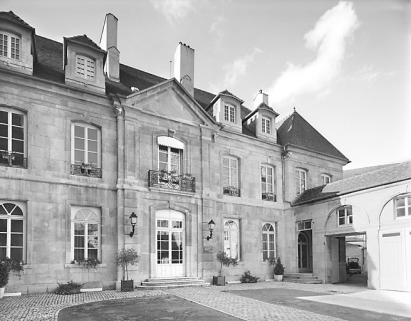 Vue d'ensemble du logis sur cour, de trois quarts droit. © Région Bourgogne-Franche-Comté, Inventaire du patrimoine