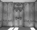 Logis sur cour, intérieur : vue d'ensemble des lambris de la bibliothèque avec la porte d'entrée. © Région Bourgogne-Franche-Comté, Inventaire du patrimoine