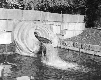 Fontaine de trois quarts gauche. © Région Bourgogne-Franche-Comté, Inventaire du patrimoine Fontaine de trois quarts gauche. © Région Bourgogne-Franche-Comté, Inventaire du patrimoine