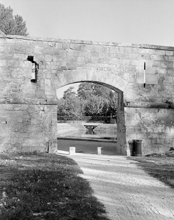 Port de Chamars : bassin et extrémité du canal de jardin depuis l'extérieur de la courtine, vers le Doubs. © Région Bourgogne-Franche-Comté, Inventaire du patrimoine Port de Chamars : bassin et extrémité du canal de jardin depuis l'extérieur de la courtine, vers le Doubs. © Région Bourgogne-Franche-Comté, Inventaire du patrimoine